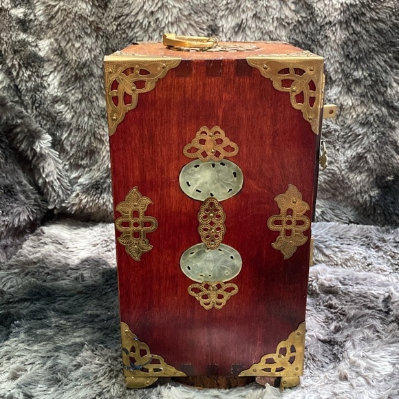Vtg Oriental Wooden Jewelry Box Ornate Brass Carved Jade Inlaid w/ lock and key - Picture 7 of 16